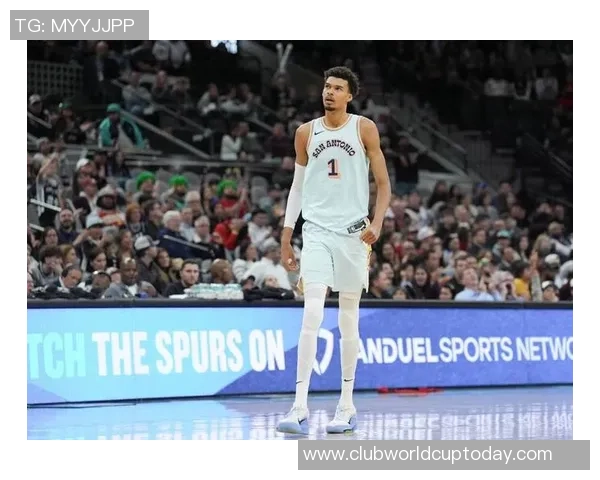 文班亚马首场比赛表现惊艳5次盖帽和隔扣字母哥引发热烈讨论